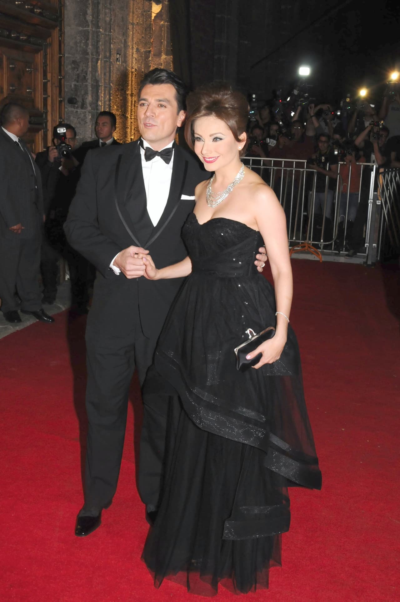 Elizabeth y Jorge trabajaron por primera vez en 2001, cuando participaron en 'Atrévete a olvidarme', más adelante la vida los volvería a juntar en otras producciones, hasta que en 2008 Cupido hizo su trabajo y los enamoró en 'Fuego en la sangre'. Recordemos su historia de amor.
<br>