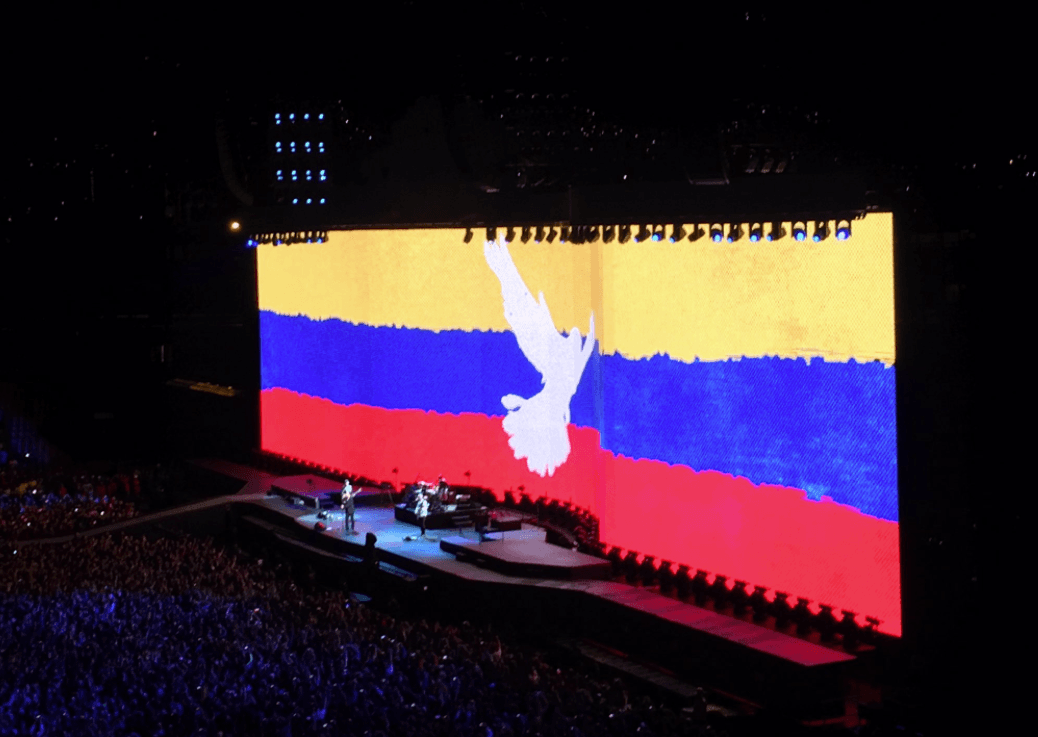 Si el comulgar no fue suficiente, ¿qué tal la proyección de la bandera colombiana con la paloma de la paz en el medio? Y además, Bono 
<a href="https://twitter.com/shakira/status/917835320426627072">hizo un cover</a> del tema de Shakira 'Whenever, wherever' en pleno concierto.