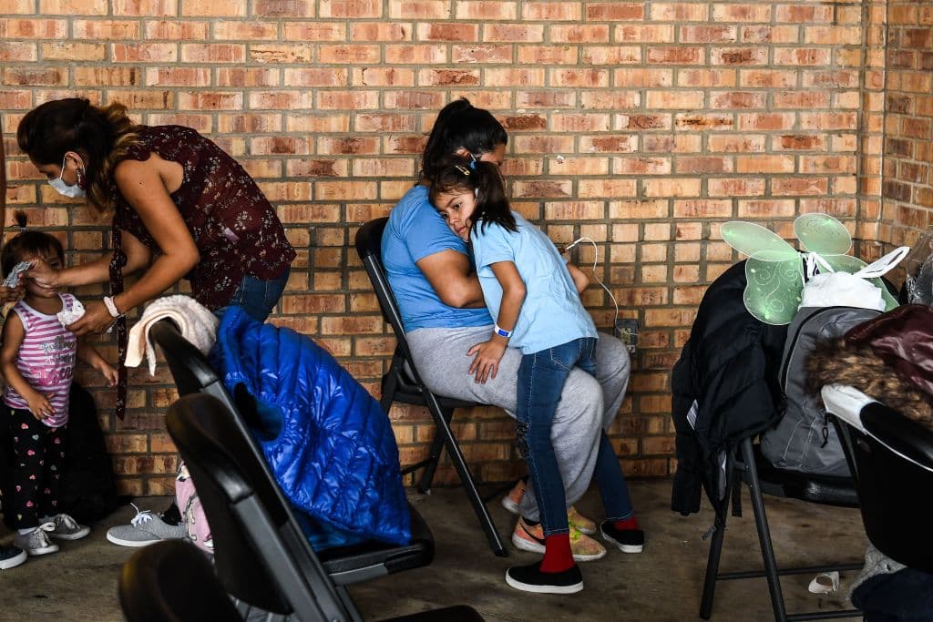 Tres familias inmigrantes que fueron separadas en la administración de Trump demandan por daños y perjuicios al gobierno de EEUU