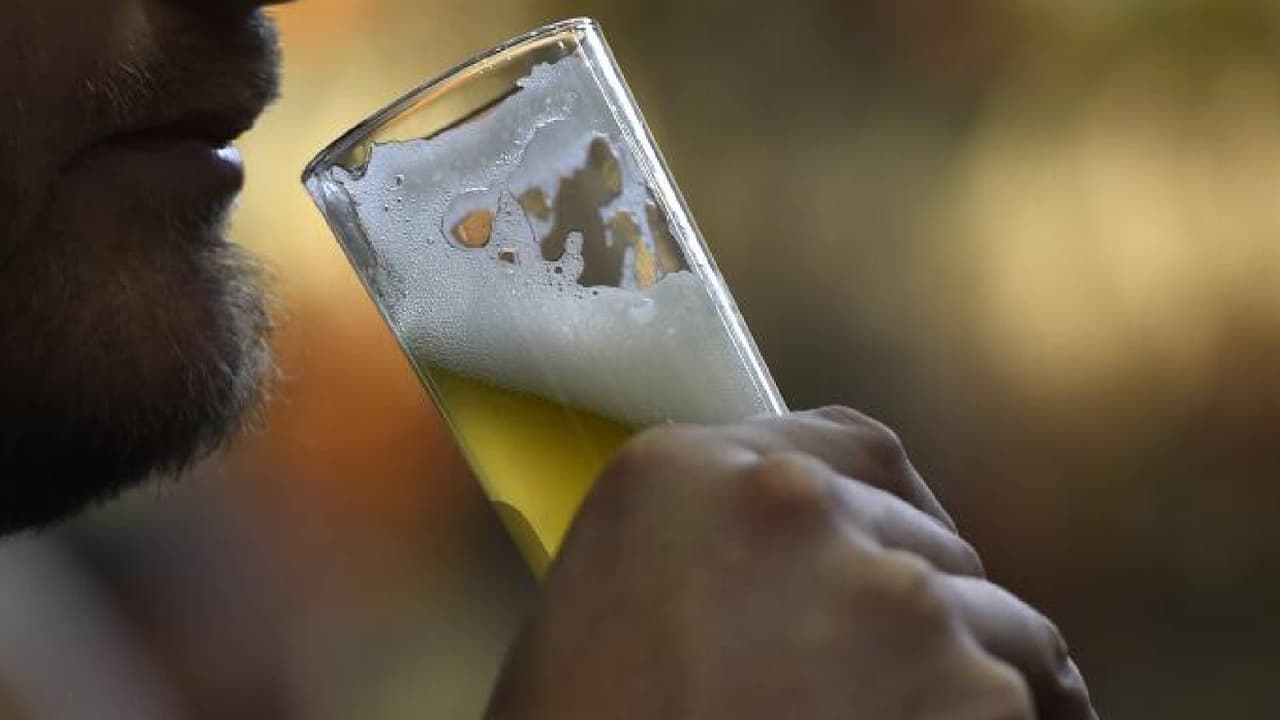 <b>Alcohol y cafeína</b>
<br>El alcohol y la cafeína se consideran diuréticos, por lo tanto, pueden provocar deshidratación y desequilibrio electrolítico en su cuerpo. 
<br>
<br>También evita las bebidas carbonatadas, refrescos gaseosos y azucarados. Si tienes más dudas consulta con un especialista.
