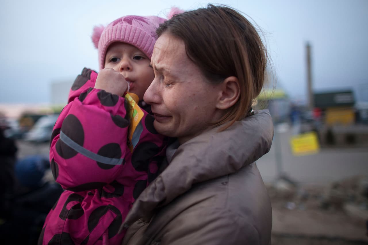 Una mujer y una niña de Ucrania a su llegada a Przemysl, Polonia, el 1 de marzo. El presidente Joe Biden en su primer discurso sobre el Estado de la Unión resaltó la determinación de la OTAN para reabastecer de armas al ejército ucraniano y paralizar a la economía rusa por medio de sanciones, incluyendo el cierre del espacio aéreo en Europa y Estados Unidos.