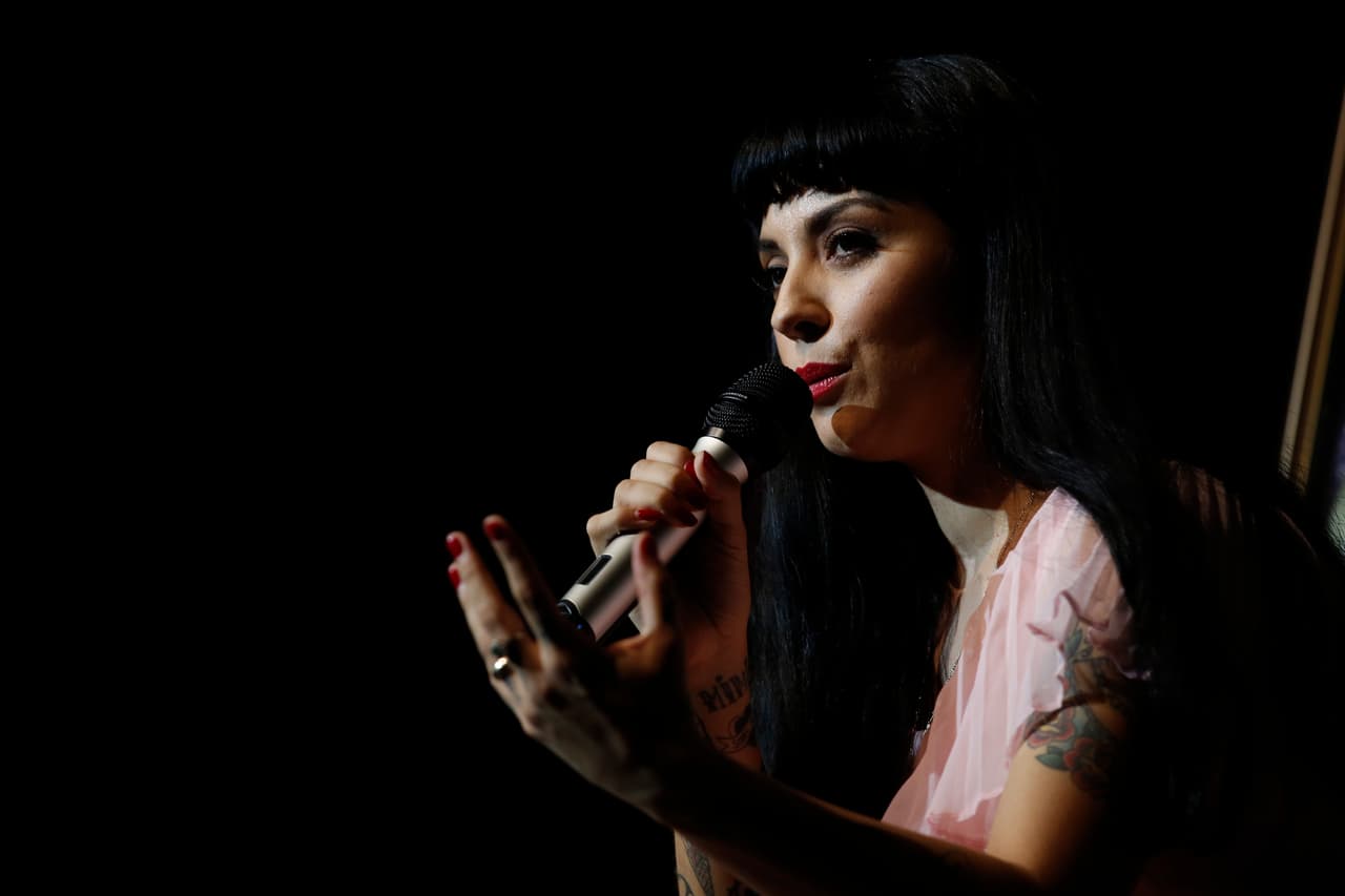 Norma Monserrat Bustamante Laferte, mejor conocida como Mon Laferte, es una compositora y cantante chilena originaria de Viña del Mar.
