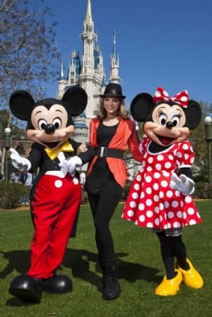 Ana Bárbara ha estado en distintas ocasiones visitando la casa de 'Mickey' y 'Mimi', y en cada ocasión no se pierde su foto con ellos.
