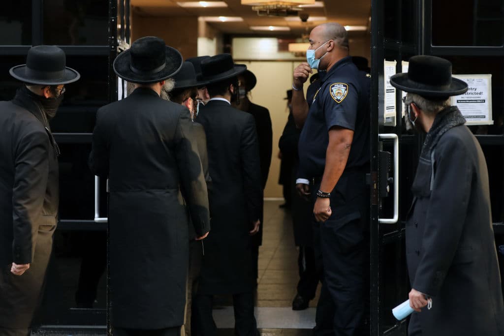 Multan con 15,000 dólares a los organizadores de una boda judía ortodoxa en Nueva York que reunió a miles de invitados