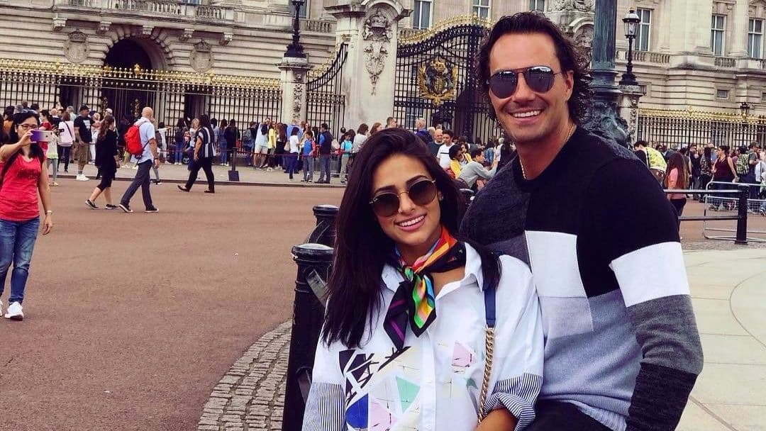 En noviembre de 2018 Renata defendió su noviazgo con Andrés ante los comentarios de quienes dijeron que en lugar de su pareja, 
<a href="https://www.univision.com/entretenimiento/renata-notni-se-defiende-de-quienes-dicen-que-su-novio-parece-su-papa-fotos" target="_blank">él parecía su papá</a>.