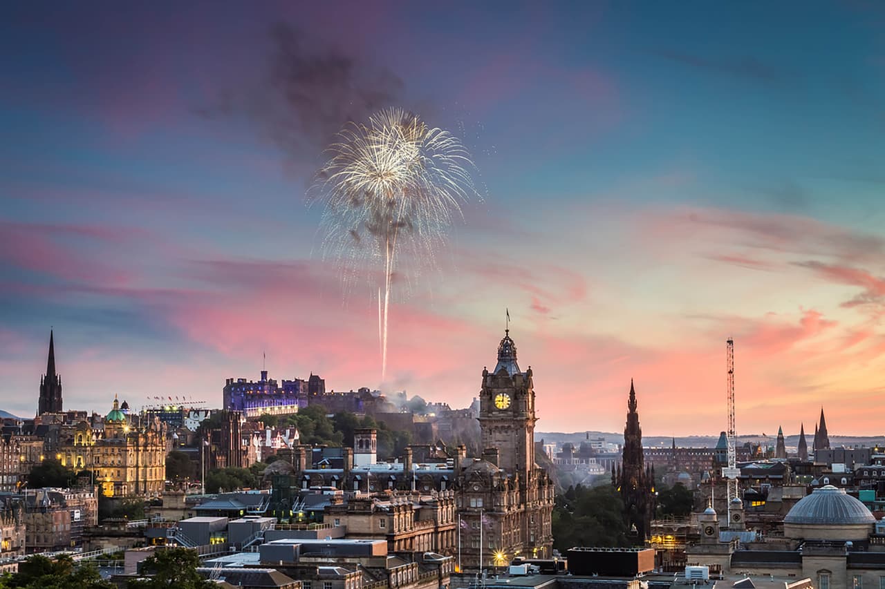 <b>Edimburgo</b>
<br>
<br>Las celebraciones públicas de año nuevo en Escocia 
<a href="https://www.telegraph.co.uk/news/2021/12/21/nicola-sturgeon-cancels-hogmanay-celebrations-omicron-cases/"><u>serán canceladas</u></a>, dijo el martes 21 de diciembre la primera ministra escocesa Nicola Sturgeon.
<br>
<br>En un comunicado la funcionaria explicó los detalles de las restricciones posteriores a la Navidad en los grandes eventos, que tienen como objetivo frenar la propagación de la variante omicron.
<br>