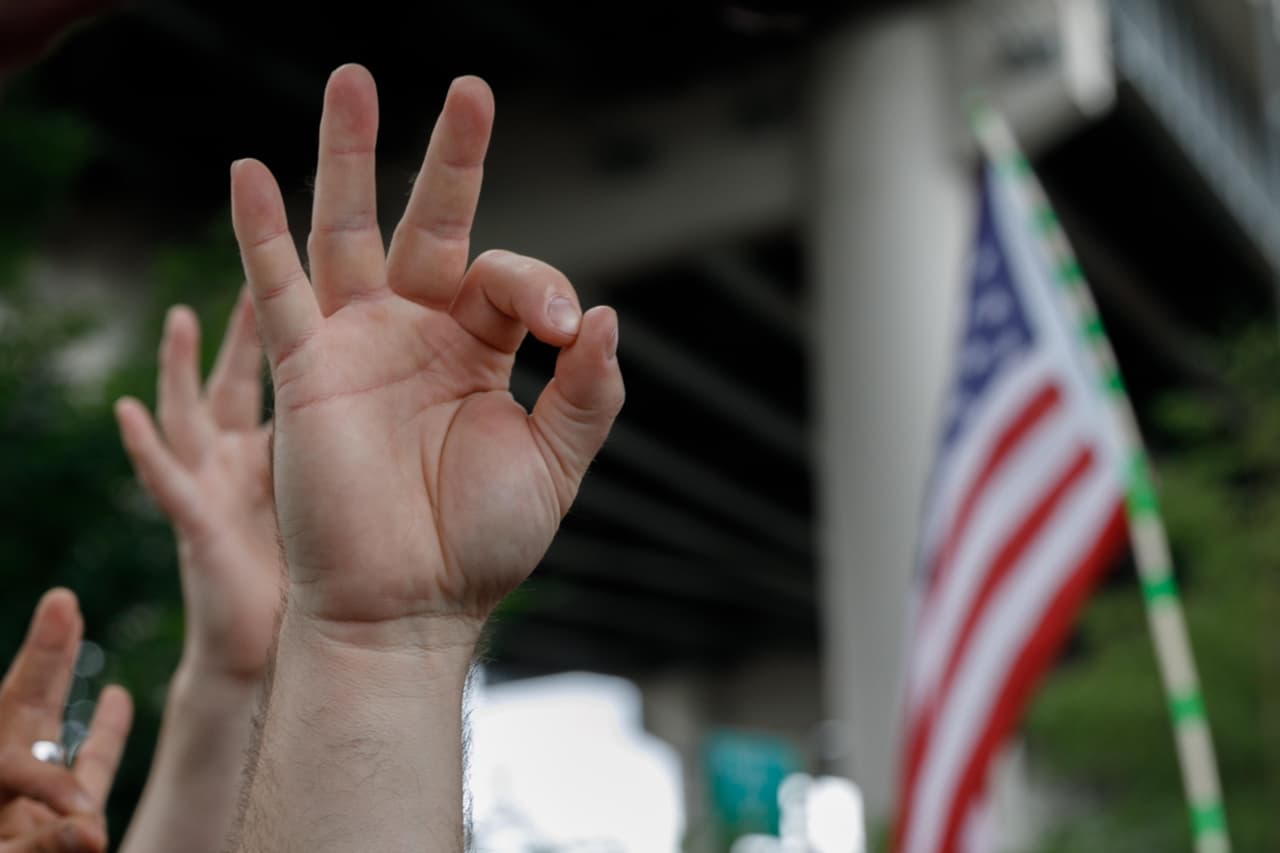 Por qué esta señal tan común ahora es considerada un símbolo de odio de supremacistas blancos