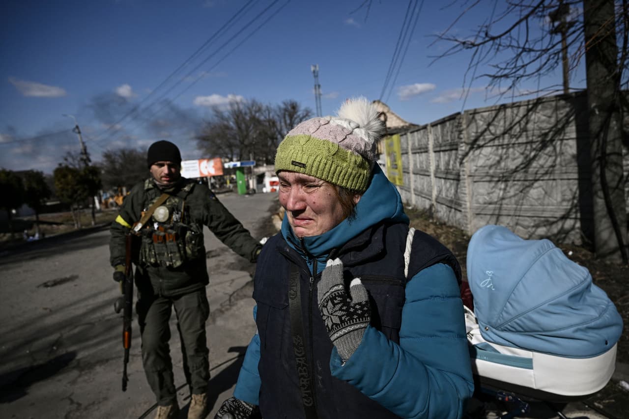 El presidente ruso, Vladimir Putin, lanzó la invasión de Ucrania el 24 de febrero. Las tropas rusas entraron en el país, bombardearon ciudades estratégicas y empujaron al éxodo a millones de civiles, que hasta el viernes pasado 
<a href="http://uni.vi/ssjy103tft1" target="_blank">la ONU cifró en más de 2.5 millones de personas</a>.