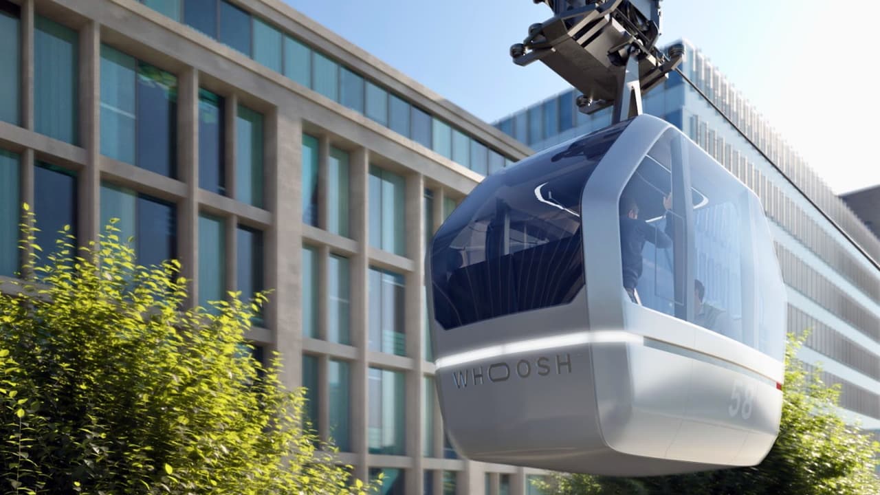 A diferencia del Cablebús de la Ciudad de México, que sigue rutas fijas y tiene paradas en estaciones, Whoosh es más como un Uber del aire. 
<b>Los vehículos eléctricos están siempre listos y esperando en las estaciones, y los viajes son directos, sin paradas intermedias.</b> Imagina pedir tu transporte aéreo a través de una aplicación, como si pidieras un Uber, pero en lugar de un coche, una “góndola autónoma” te recoge y te lleva volando sobre el tráfico de la ciudad.