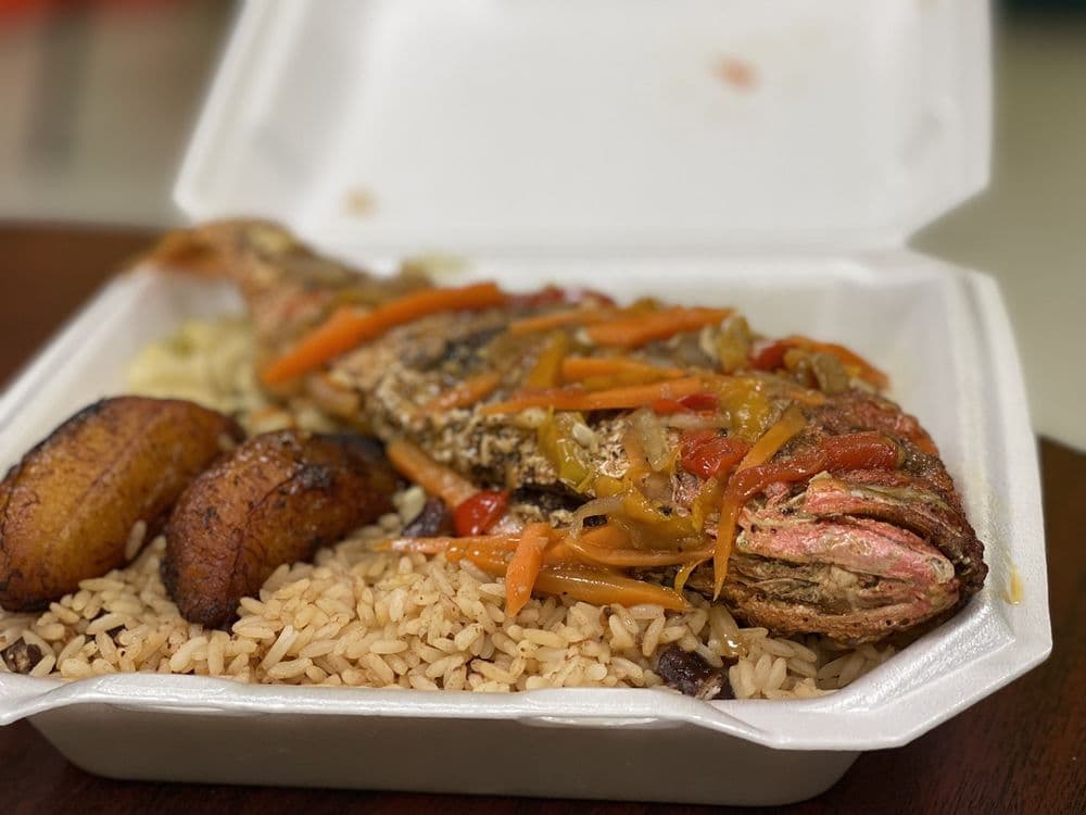 <b>Jamaican Grille</b>
<br>Dirección: 5500 Atlantic Springs Rd Ste 109. Raleigh, NC. 27616 
<br>Teléfono: (919) 873-0200
<br>
<b><a href="https://www.yelp.com/map/jamaican-grille-raleigh">Cómo llegar</a></b>
<br>
<br>Una usuaria de Yelp dijo: “La comida estuvo fenomenal, el servicio fue excelente y la mujer que nos recibió fue muy amable y agradable. No puedo esperar a volver, pediré el doble de comida la próxima vez”.