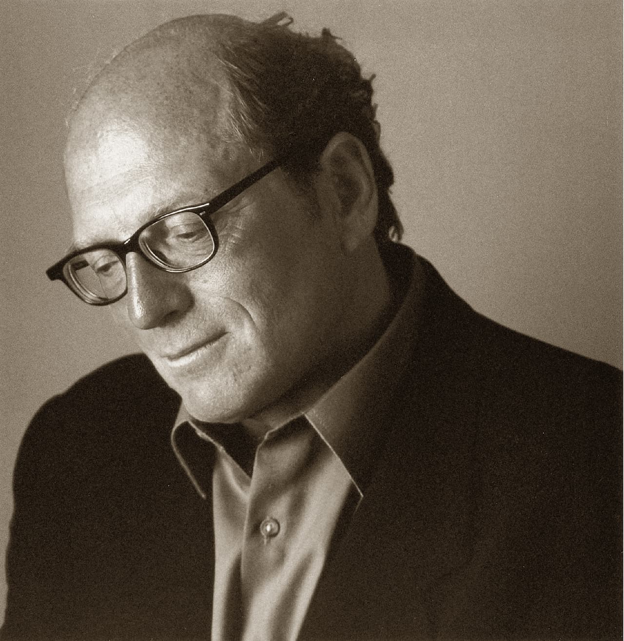 Oscar Hijuelos, el primer novelista de origen hispano en ganar el Pulitzer a la Mejor Obra de Ficción. Su novela, 'Los Reyes del Mambo tocan canciones de amor' (The Mambo Kings Play Songs of Love) ganó el prestigioso premio en 1990. Dos años más tarde, en 1992, la novela fue adaptada al cine como 'Los reyes del mambo
<i>' </i>(
<i>The Mambo Kings)</i>. Nació en 1952 en Nueva York y murió a los 62 años en la misma ciudad.