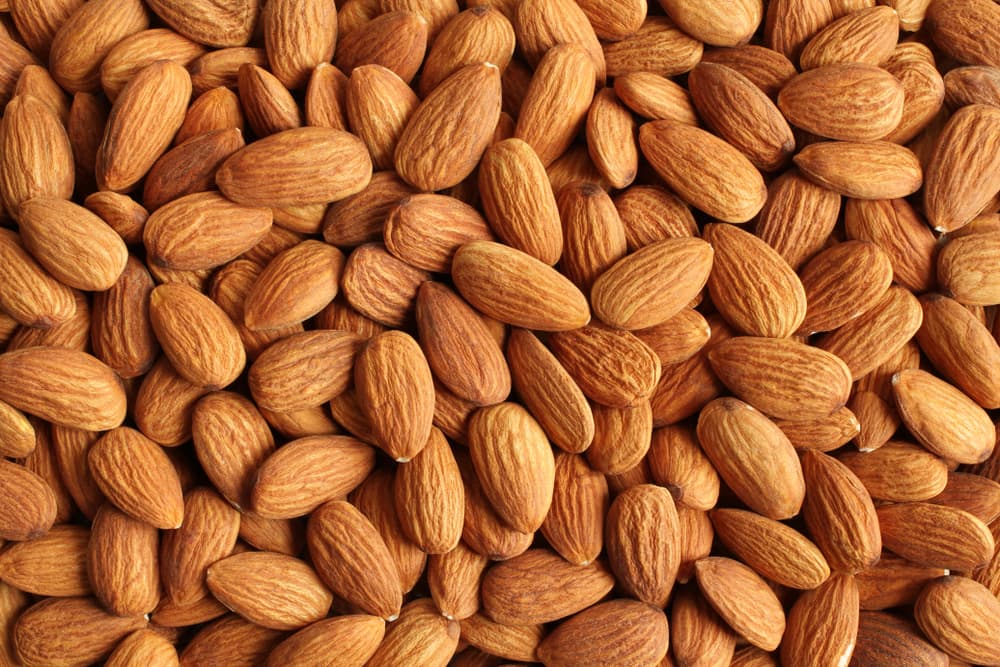 Filetea las almendras y agrega unas cuantas a tu tazón de avena. Si quieres puedes agregar un poquito de miel natural.
<br>
<br>