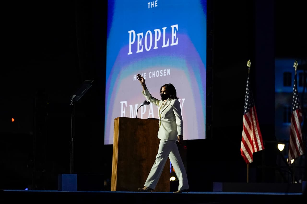 La entrada de Harris al escenario en Wilmington. 
<a href="https://www.univision.com/noticias/elecciones-en-eeuu-2020/la-vida-en-fotos-de-kamala-harris-la-primera-mujer-en-lograr-la-vicepresidencia-de-eeuu-fotos"><u>Vea aquí la vida en fotos de Kamala Harris: la primera mujer en lograr la vicepresidencia de EEUU</u></a>