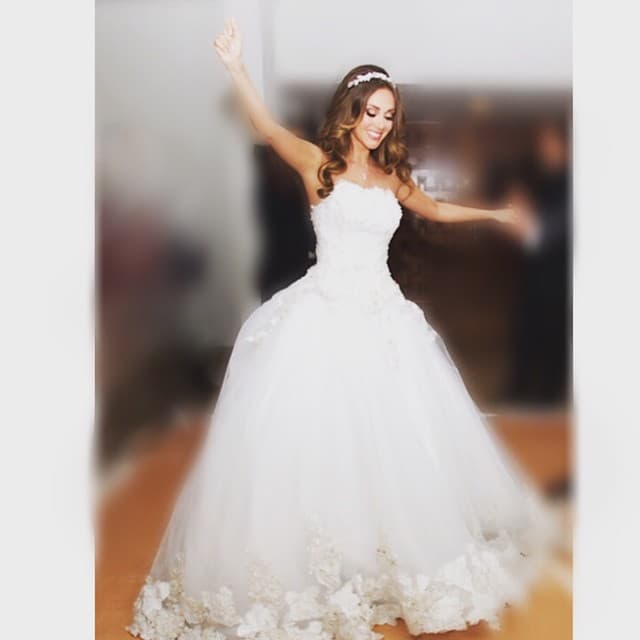 En su boda, su diminuto talle fue el centro de atención.
