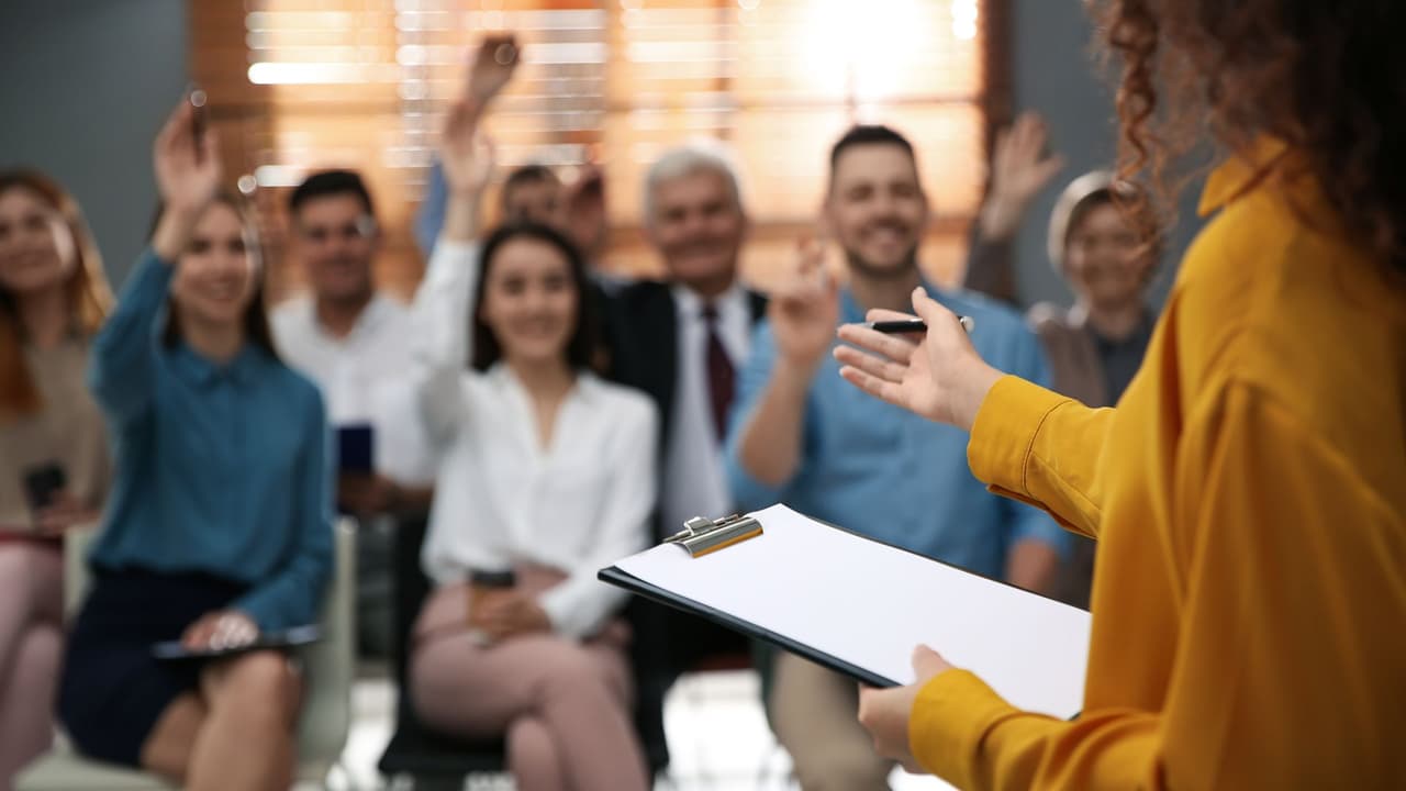 <h3 class="cms-H3-H3">⛪ Iglesias que ofrecen clases de inglés en tu comunidad</h3> 
<br>
<b>EnglishConnect – Community Life Help </b>
<br>Esta iniciativa es parte de los servicios comunitarios de La Iglesia de Jesucristo de los Santos de los Últimos Días. Los cursos se llaman 
<i>EnglishConnect</i> y son completamente gratuitos. Se enfocan en ayudar a personas de nivel principiante e intermedio, en un ambiente amable y respetuoso. 
<br>Puedes buscarlos en varias ciudades del área metropolitana de Dallas-Fort Worth 🔗 
<a href="https://churchofjesuschristinnorthtexas.org/" target="_blank">churchofjesuschristinnorthtexas.org</a>