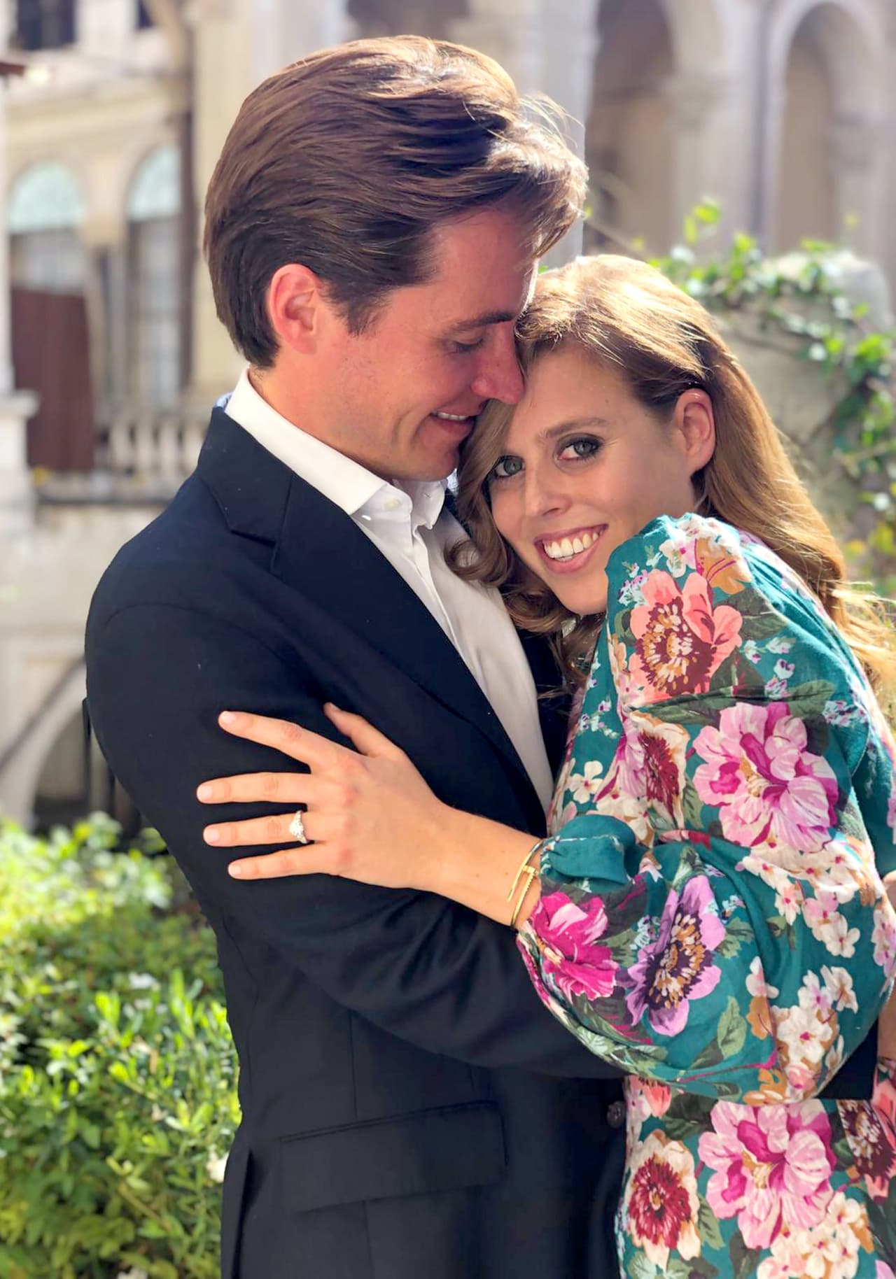 La boda se llevó a cabo "de acuerdo con todas las 
<a href="https://www.univision.com/famosos/sin-celebridades-ni-grandes-lujos-la-princesa-beatrice-tuvo-la-boda-mas-desafortunada-entre-los-nietos-de-la-reina-isabel-fotos">directrices gubernamentales pertinentes</a>", reveló el comunicado emitido por el palacio de Buckingham.
<br>
