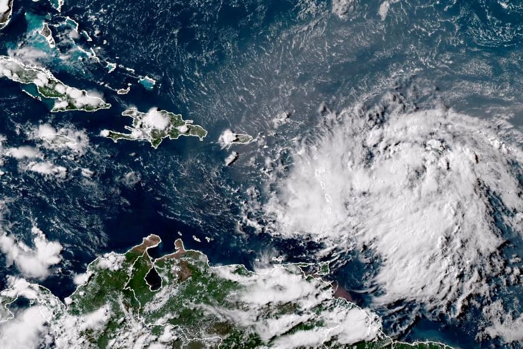 A las 8:00 de la mañana del martes 13 de agosto, la tormenta tropical Ernesto se mantenía en ruta a las Antillas Menores, a una velocidad de 18 a 20 millas por hora.