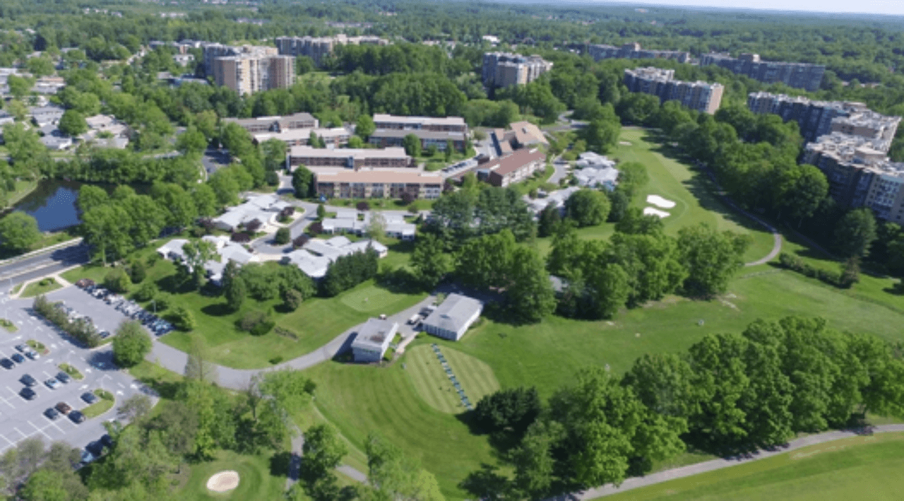 <h3 class="cms-H3-H3">3. Leisure World, Maryland</h3>
<br>
<br>📖 
<b>Media de edad:</b> 78.0 años.
<br>
<br>📖 
<b>Población que asiste a la universidad: </b>3.3%
<br>
<br>📖 
<b>Población menor de 18 años:</b> 4.0%
<br>
<br>📖 
<b>Población mayor de 65 años:</b> 78.4%
<br>
<br>📖 
<b>Población:</b> 9,314 habitantes.
<br>