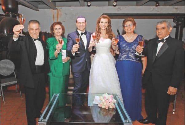 "Hoy hace 6 años nos unimos para siempre... Me has hecho el hombre más feliz. Eres hermosa, alegre, inteligente, sensible, romántica, amena, divertida, la mejor consejera y mi mejor manager. Me has enseñado a ser mejor ser humano y a poner los pies en la tierra cuando es necesario. Tu sonrisa me cautivó desde el primer día.", escribió el romántico conductor al principio del mensaje.