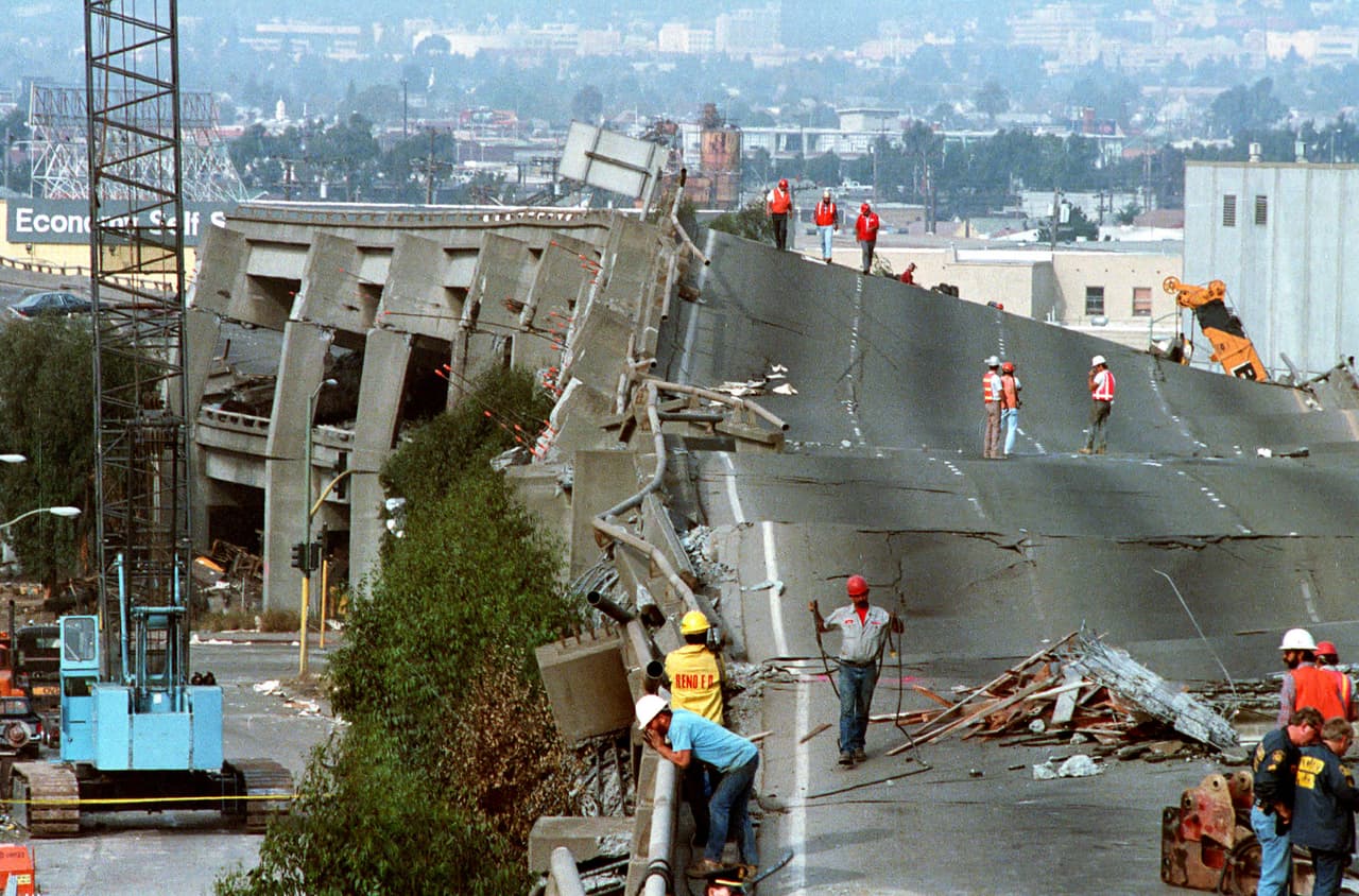 El potente terremoto de Loma Prieta tuvo su epicentro cerca de las montañas de Santa Cruz, pero sus efectos más devastadores se sintieron en la Bahía de San Francisco, donde dejó miles de casas inhabitables y provocó el colapso de autopistas y puentes.