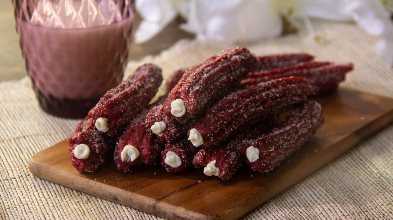 Churros red velvet rellenos de queso crema