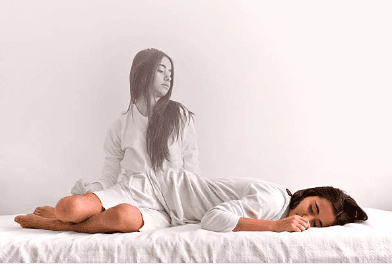 Súbitamente te despiertas y no puedes moverte: qué es la parálisis del sueño y por qué pasa