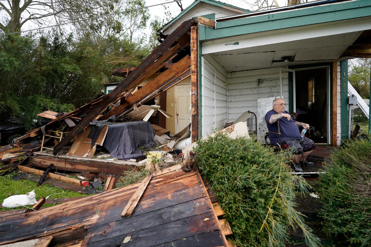 Un hombre en la entrada de su residencia destrozada por Laura en Lake Charles, Louisiana.