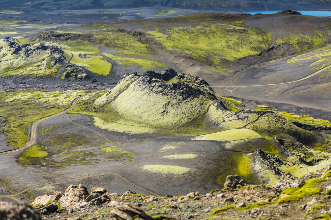<h3 class="cms-H3-H3">Laki, Islandia</h3>
<br>
<br>La explosión del volcán Laki ocurrió en 1873 y duró un tiempo récord de ocho meses, lapso durante el cual emitió unos 15 kilómetros de lava. La explosión mató al 60% del ganado de la isla y envenenó sus cultivos. De acuerdo con Australian Geographic, además de eso, 
<b>Islandia perdió aproximadamente 23,000 personas que sufrieron los efectos catastróficos de la erupción volcánica</b>.
<br>
<br>La explosión liberó dióxido de azufre en el aire, lo que provocó que las temperaturas globales cayeran y comenzó la lluvia ácida. Las temperaturas extremadamente bajas, los cultivos envenenados y la lluvia ácida provocaron una gran hambruna que mató a otras 10,000 personas en Islandia. El total de la cifra de fallecidos representa alrededor de una cuarta parte de la población durante ese tiempo. 
<br>