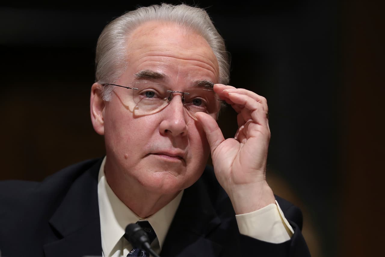 El 
<b>ex secretario de Salud</b>, 
<b>Tom Price</b>, 
<b><a href="http://www.univision.com/shows/noticiero-univision/el-secretario-de-salud-renuncia-a-su-cargo-en-medio-de-la-controversia-por-usar-aviones-privados-para-viajes-oficiales-video" target="_blank">renunció el 29 de septiembre</a></b> de 2017, luego de que un reporte periodístico revelara que había realizado viajes personales en jets privados pagados con cientos de miles de dólares de dinero del Estado.