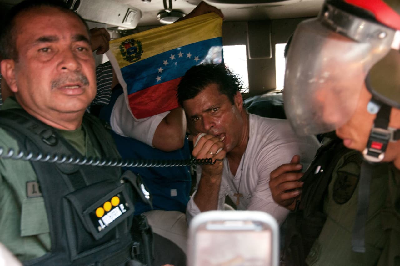 El organismo Foro Penal Venezolano estima que hay 76 presos políticos encarcelados en Venezuela. Son 17 más que en Cuba que en este momento tiene alrededor de 60. El encarcelamiento de Leopoldo López, líder del partido opositor Voluntad Popular, es el más conocido en el mundo. En la foto justo el momento en que fue arrestado, el 18 de febrero de 2014.
