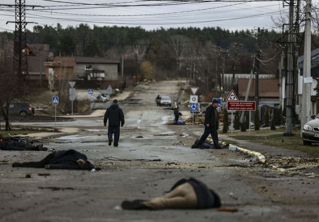 Bucha es una ciudad a sola unas 17 millas al norte de Kiev y que estuvo tomada por las fuerzas rusas Cuando volvieron a entrar las fuerzas ucranianas encontraron este sábado 
<b>los cuerpos de al menos 20 personas vestidas de civil</b> tirados en una misma calle.