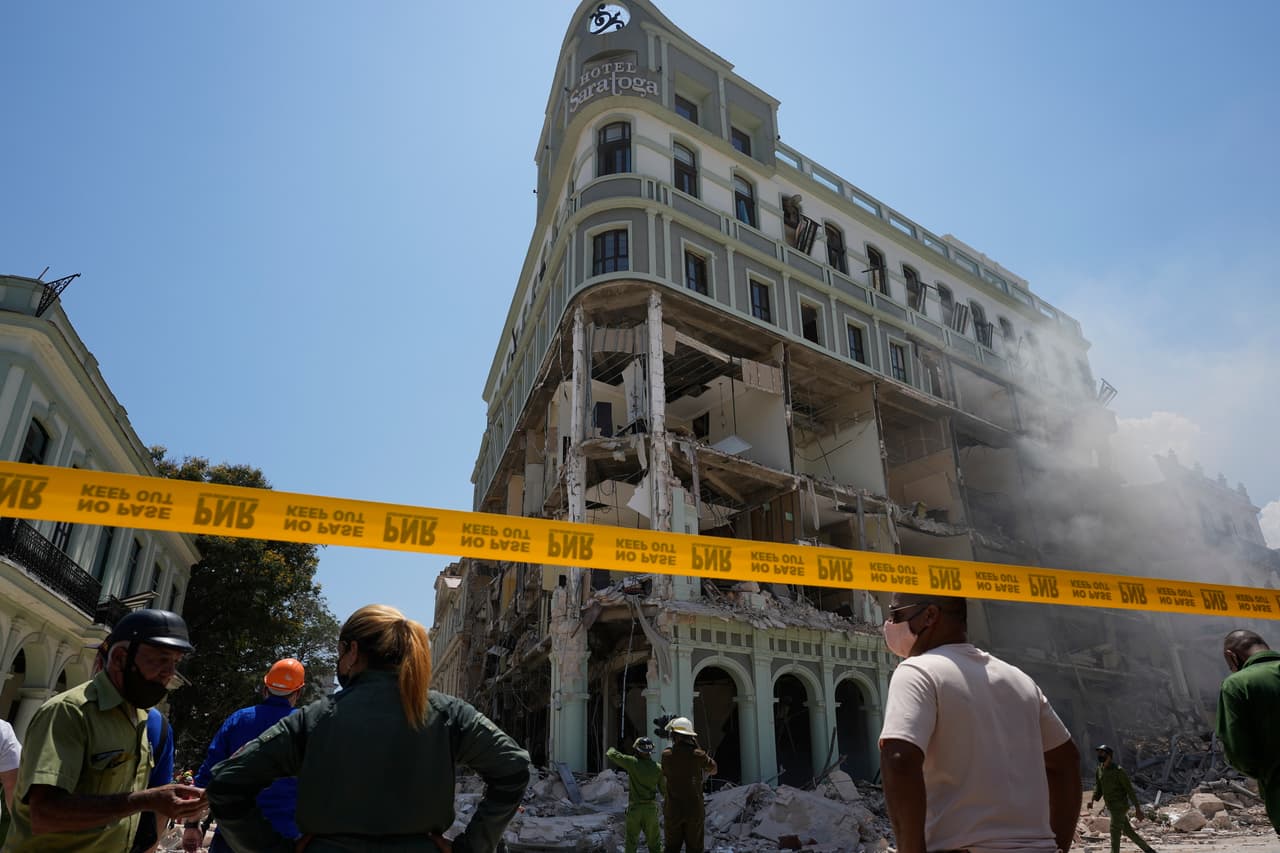 El lujoso Saratoga, de cinco estrellas y con 96 habitaciones, se encuentra en un edificio de estilo neoclásico construido en 1880 y que desde 1933 venía funcionado como un hotel. Su última restauración tuvo lugar en 2005.