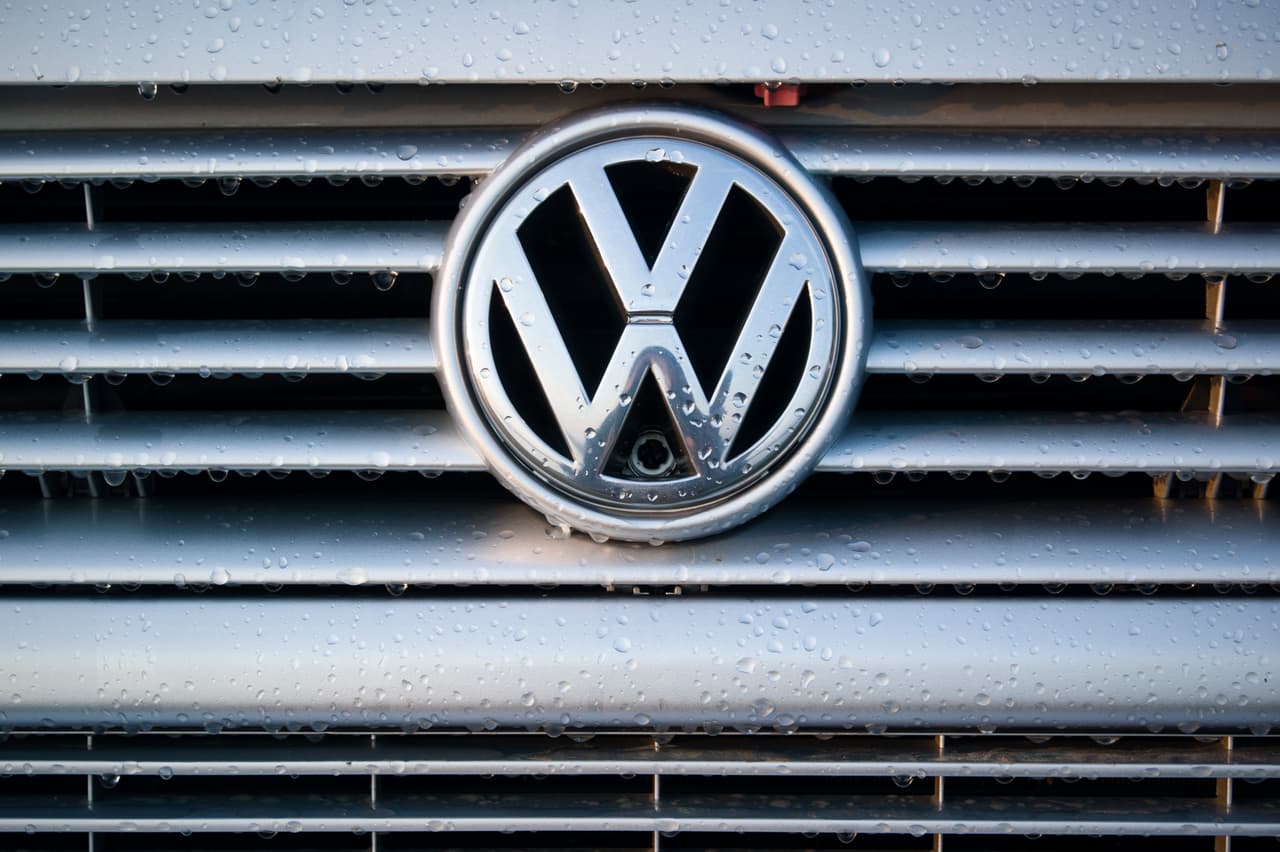 <b>Puesto.15. Volkswagen</b>
<br>
<br>Esta compañía de autos alemana ha gastado 82,478,167 millones de dólares en 15 ediciones del Super Bowl. Ha transmitido 27 anuncios que sumaron 910 segundos. 
<br>
<br>Este evento se juega a principios de cada año desde 1967, cuando se unificaron las dos ligas de football de EEUU en una sola que engloba todos los equipos, la Liga Nacional de Football (NFL, por sus siglas en inglés).