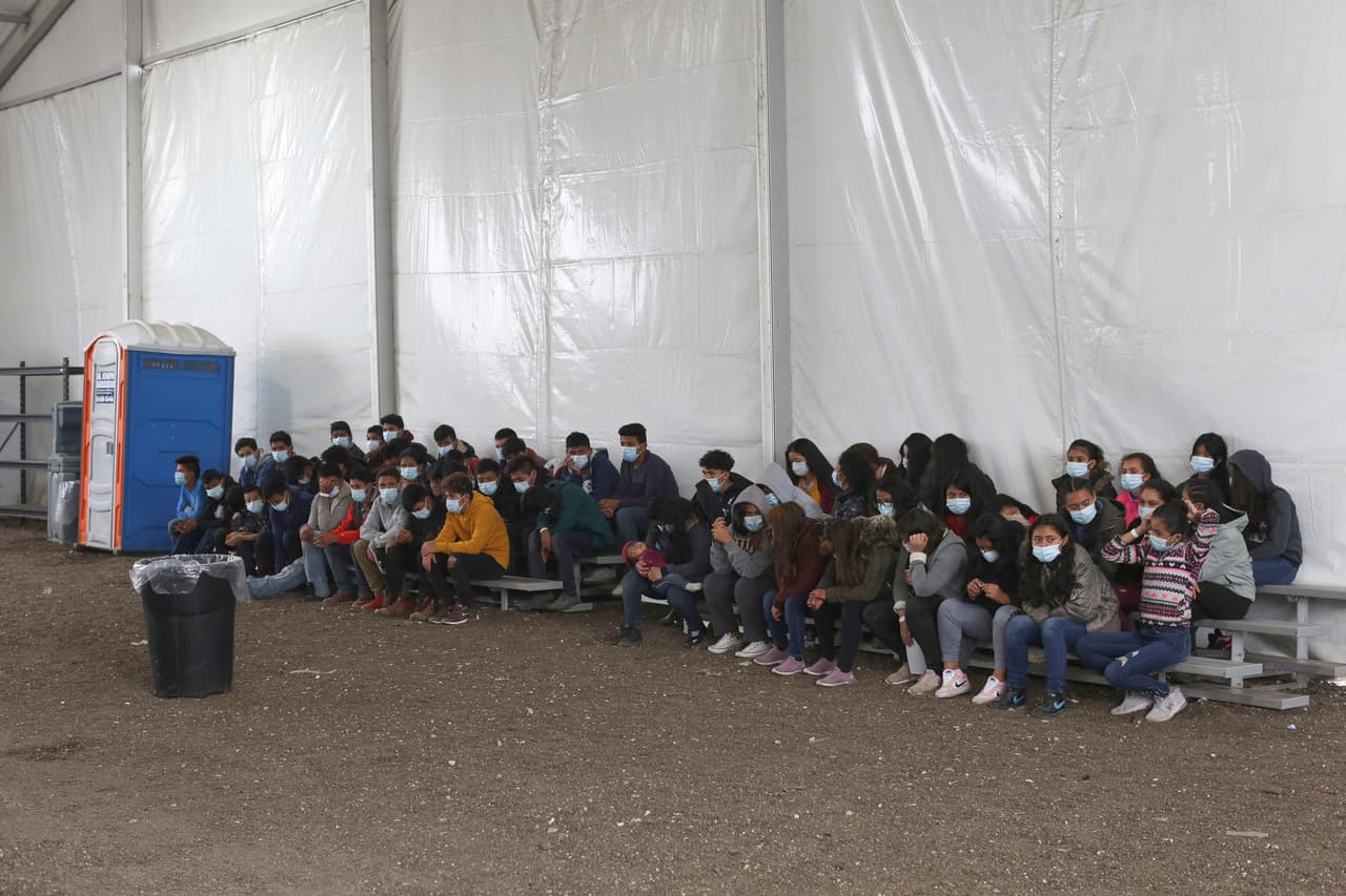 Recién llegados esperan su turno para ser atendidos en el Centro de Detención en Donna, Texas. Óscar Escamilla, encargado de la Patrulla Fronteriza en Rio Grande Valley, explicó que una media entre 250 y 300 niños y menores 
<a href="https://www.univision.com/noticias/inmigracion/patrulla-fronteriza-casi-5000-ninos-instalaciones-procesarlos" target="_blank">llegan todos los días</a>.
