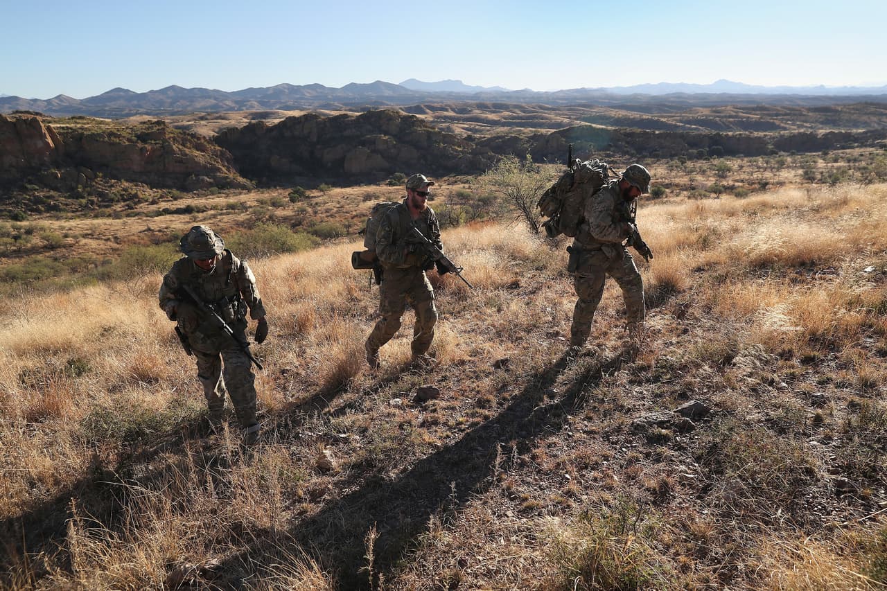 Un grupo de voluntarios armó un campanento cerca de Sasabe, Arizona, a pocas millas de la frontera.