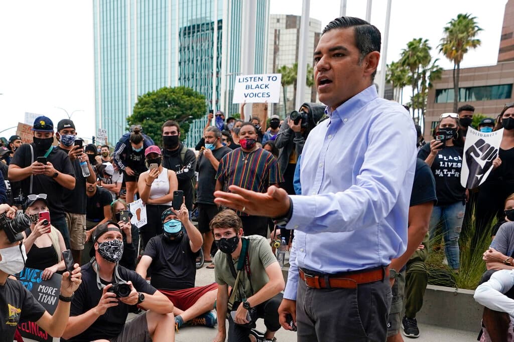 <b>14. Robert Garcia (demócrata): </b>se convertirá en el primer inmigrante de la comunidad LGBTQI+ en integrar el Congreso de EEUU, representando al Distrito 42 de California. García emigró desde Lima, Perú a la edad de 5 años. Actualmente es el alcalde de Long Beach.