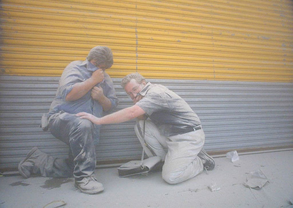 Y, en las calles cercanas, las personas trataban de encontrar refugio de los escombros y de la nueve de polvo que se apoderó de esa parte de 
<a href="https://www.univision.com/temas/manhattan">Manhattan</a>.