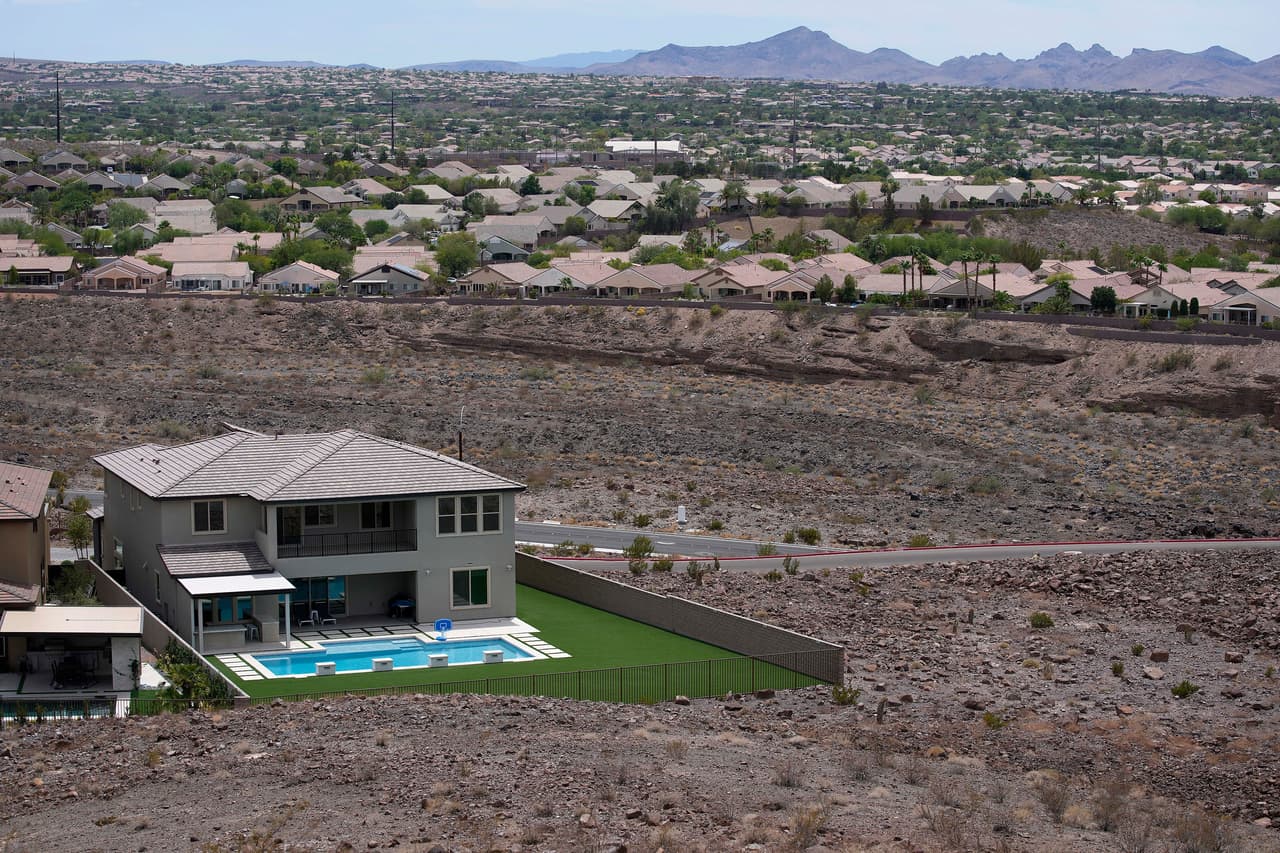 Una casa con alberca en el desierto a las afueras de Las Vegas, en Nevada, una de las ciudades afectadas por los recortes.