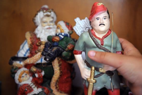 En muchas de cuyas casas están expuestas sus imágenes en pinturas, fotografías y estatuillas.