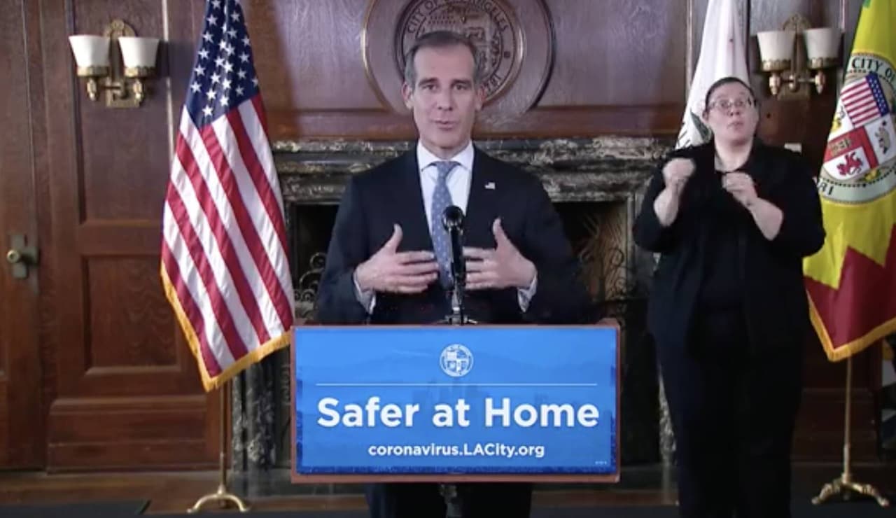 El alcalde 
<a href="https://www.univision.com/local/los-angeles-kmex/comida-arriendo-y-dinero-asi-ayudan-a-inmigrantes-en-california-durante-crisis-de-coronavirus-fotos">Eric Garcetti </a>y el fiscal general de la ciudad Mike Feuer han reunido una coalición de firmas de abogados, asociaciones y abogados independientes para proporcionar 
<a href="https://www.univision.com/local/los-angeles-kmex/crean-coalicion-que-ofrecera-representacion-legal-gratuita-a-consumidores-afectados-por-el-coronavirus-video">ayuda legales gratis </a>a los angelinos afectados por el coronavirus.