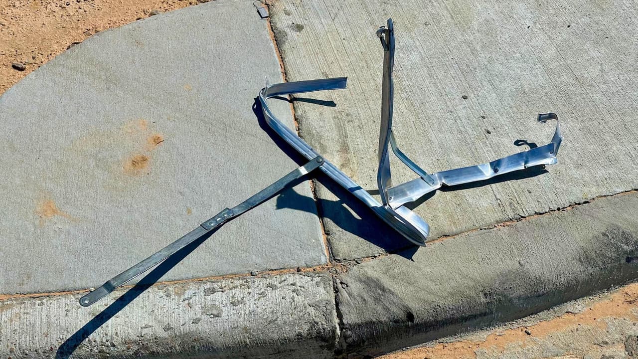 Las autopistas de Dallas, esenciales para la movilidad en el norte de Texas, enfrentan un grave problema: 
<b>la presencia de objetos abandonados en la vía</b>. Desde estufas y colchones hasta tablas de madera y pedazos de llantas, estos obstáculos 
<b>representan un riesgo significativo para los conductores y plantean importantes preguntas sobre responsabilidad legal y financiera</b>.