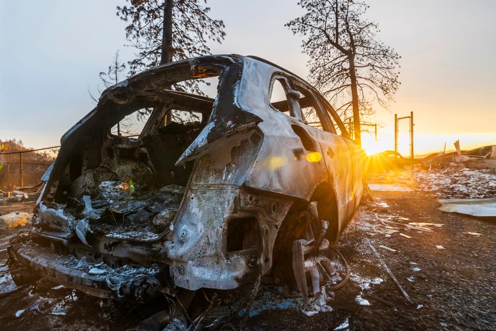 Acá, otro vistazo de la devastación que dejó el incendio Park cerca de Forest Ranch, una comunidad donde residen más de 1,600 personas, según el Censo de 2020.