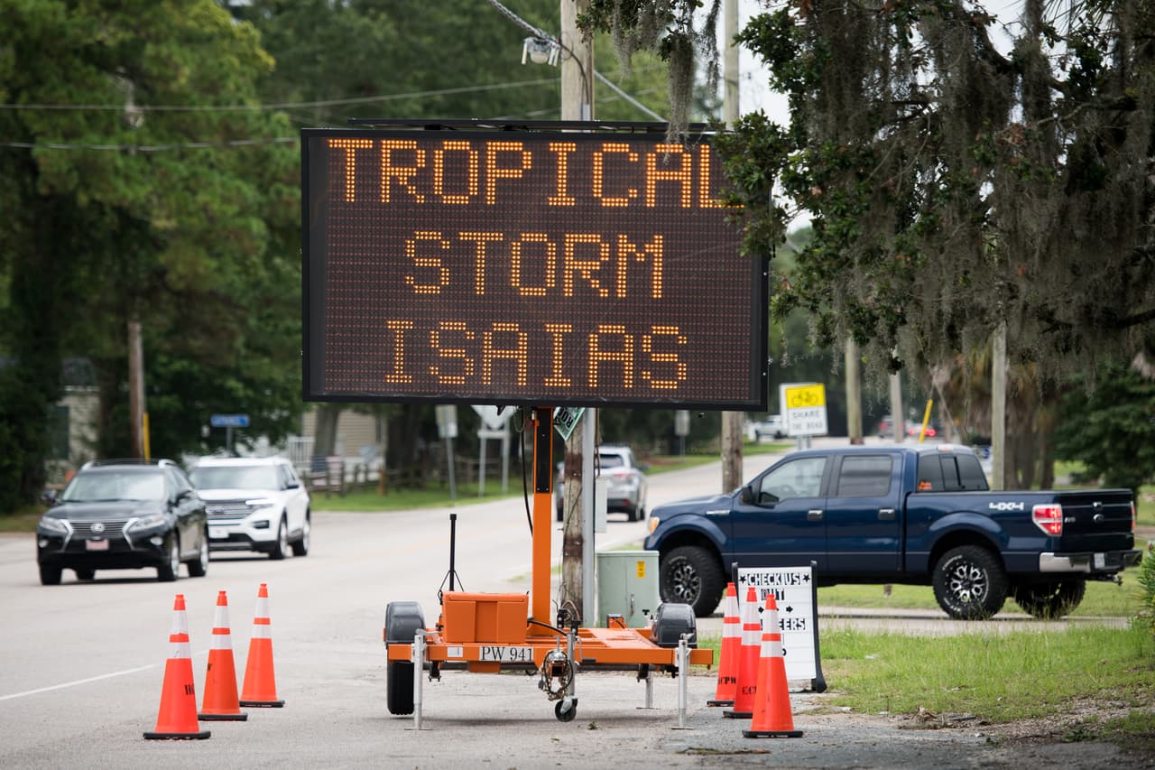 Las advertencias por posibles inundaciones fueron desplegadas alrededor de Garden City, en Carolina del Sur.