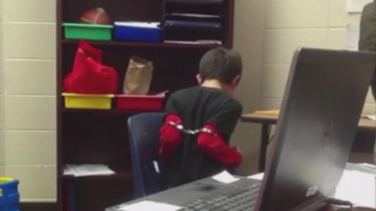 Sheriff de Kentucky tendrá que pagar $337,000 por esposar a un niño que se portó mal en la escuela