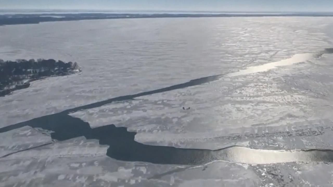 <b>En video:</b> Sucedió en el lago Erie en Ohio cuando un pezado de hielo se desprendió llevándose a un grupo de personas que tuvieron que ser rescatadas por la guardia costera. Más información 
<a href="https://www.univision.com/noticias/estados-unidos/lago-erie-rescatan-a-18-personas-que-quedaron-atrapadas" target="_blank">aquí</a>.