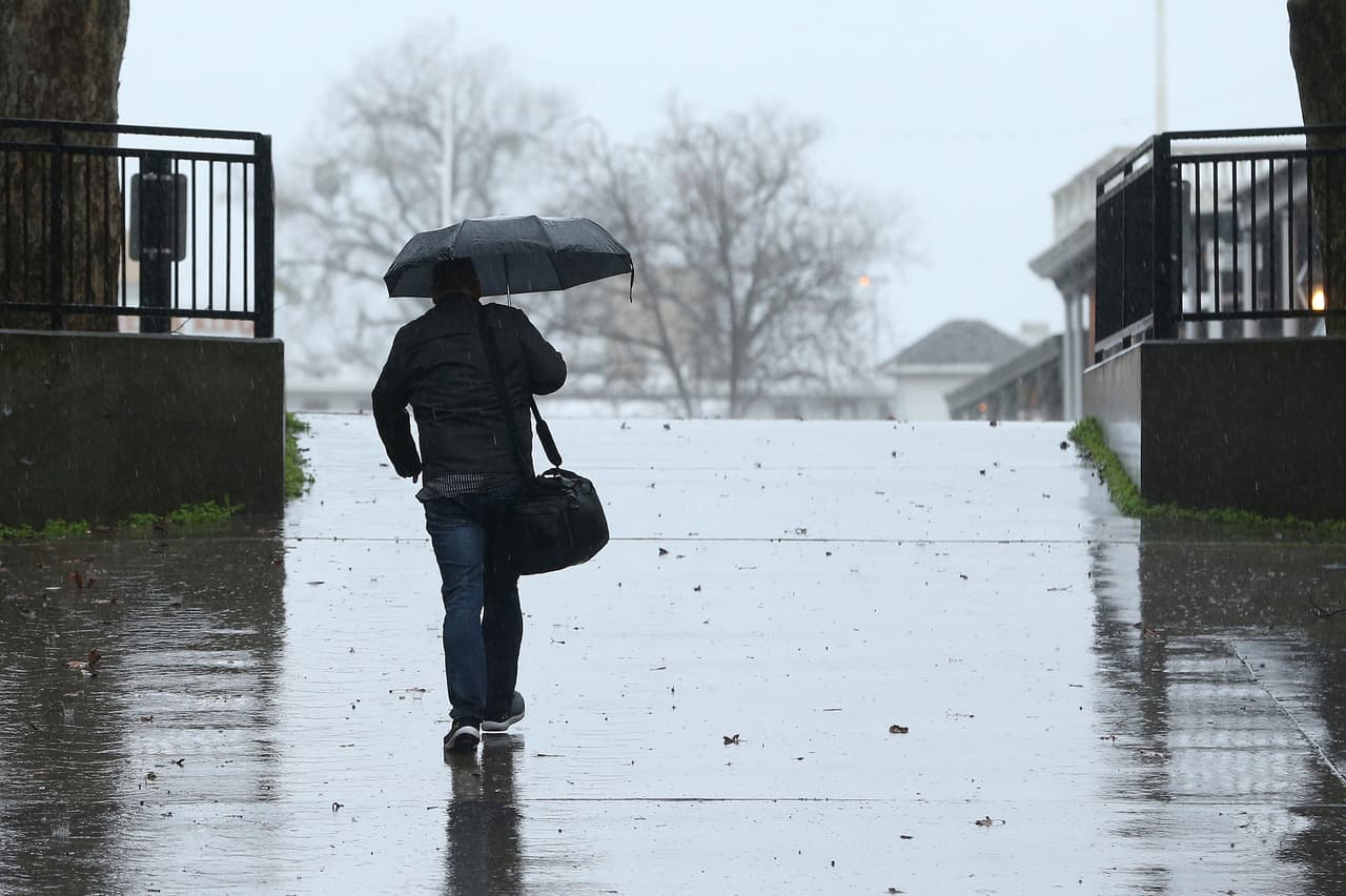 San Diego reportó un récord de humedad en la atmósfera, según el Servicio Meteorológico Nacional. En la fotografía un hombre camina bajo la lluvia en Sacramento, la capital del estado.