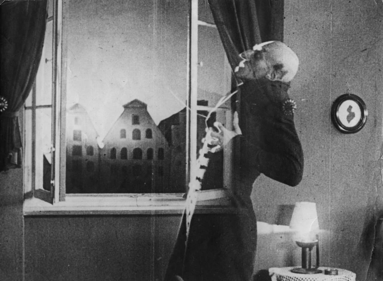 Más tarde se hicieron sumamente populares, sobre todo por la novela 'Dracula' de Bram Stoker a finales del siglo XIX y luego en el cine con proyectos como 'Nosferatu' en 1922.