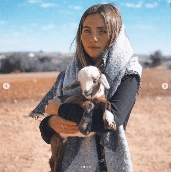 Acerca de la relación que las hijas llevan con la nueva pareja de Araiza, el pasado 7 de mayo el portal
<b><a href="https://www.lasestrellas.tv/espectaculos-1/famosos-1/camila-hija-raul-araiza-habla-novia-papa" target="_blank"> Las Estrellas </a></b>publicó una entrevista con una de ellas, Camila, quien dijo que la novia de su papá es "una tipaza". 
<br>