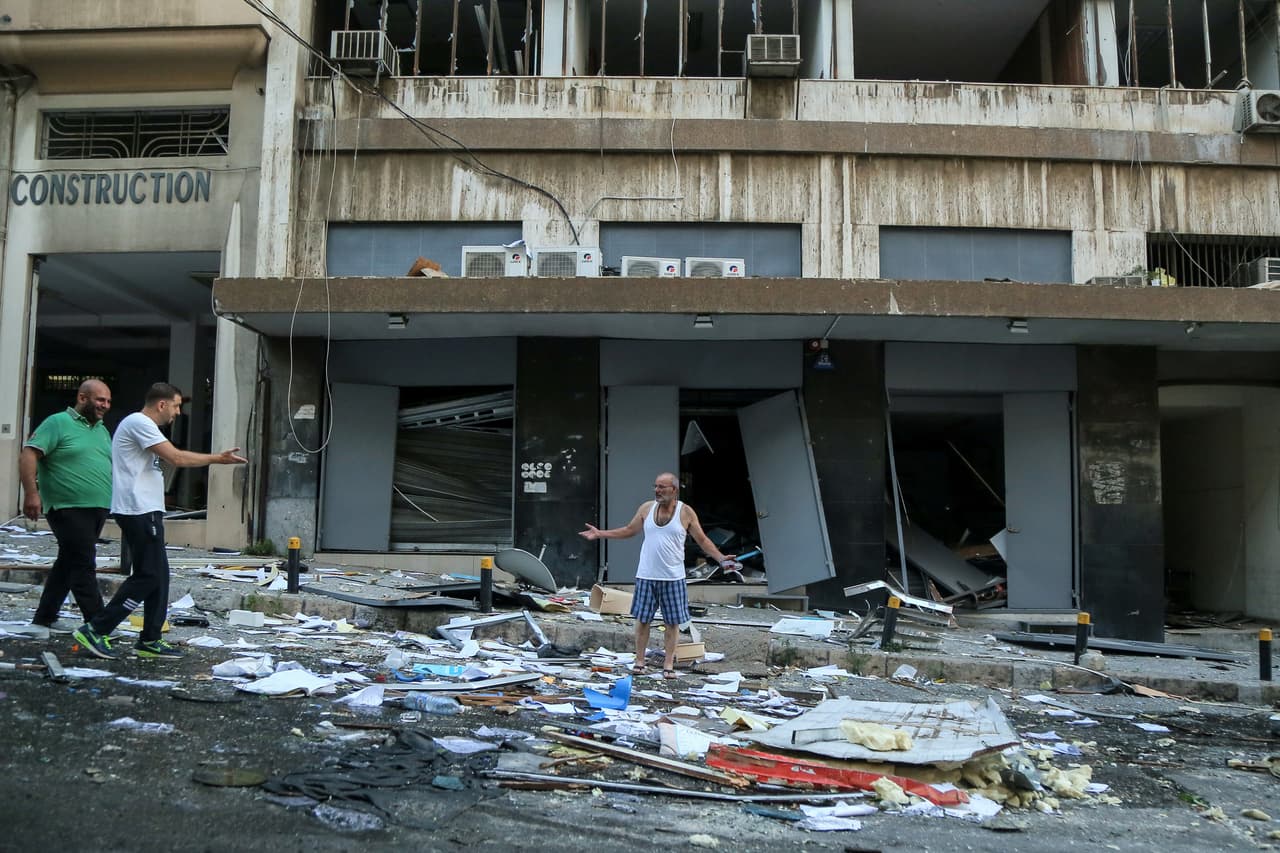 Residentes explorando los destrozos. 
<br>