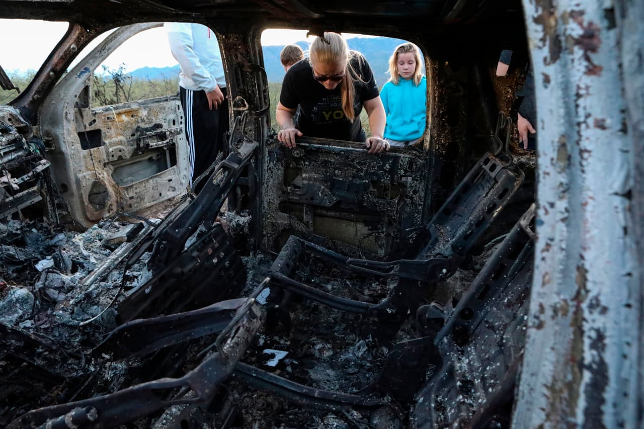 Aproximadamente a 18 kilómetros de distancia con dirección al Estado de Chihuahua, pero aún en territorio de Sonora, se encontró otro vehículo. Y en el interior sin vida una mujer y dos menores de edad.